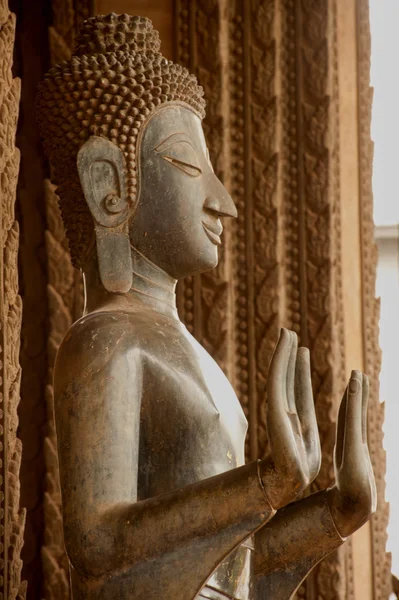 Antico Buddha sulla Chiesa nel Tempio di Hor Phakeo, Laos  . — Foto Stock