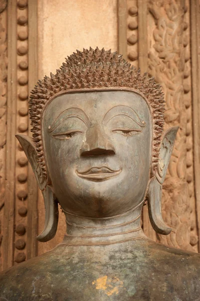 Buda antigo sobre a Igreja no Templo Hor Phakeo, Laos  . — Fotografia de Stock