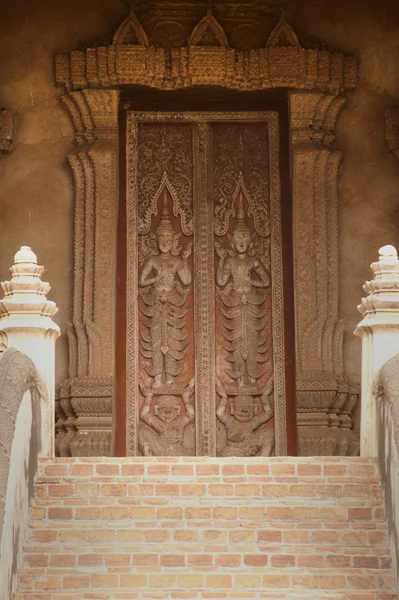 ホル Phakeo 寺院の教会の古代に木彫りラオス アート. — ストック写真