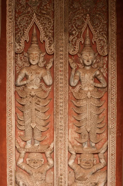 Antico Laos arte scultura in legno sulla chiesa nel tempio di Hor Phakeo . — Foto Stock