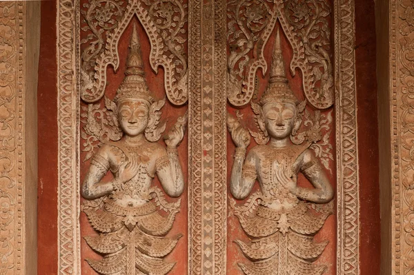 Antico Laos arte scultura in legno sulla chiesa nel tempio di Hor Phakeo nella città di Vientiane, Laos . — Foto Stock