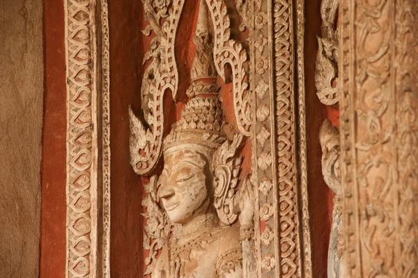 Antiguo arte de Laos tallado en madera en la iglesia en el templo de Hor Phakeo en la ciudad de Vientiane, Laos . —  Fotos de Stock