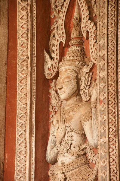 Antico Laos arte scultura in legno sulla chiesa nel tempio di Hor Phakeo nella città di Vientiane, Laos . — Foto Stock