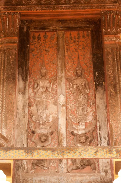 Alte laos kunst holzschnitzerei auf der kirche in si saket tempel in vientiane city, laos. — Stockfoto