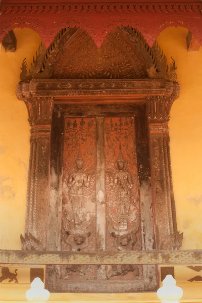 Laosul antic sculptură în lemn pe biserica din templul Si Saket din orașul Vientiane, Laos . — Fotografie, imagine de stoc