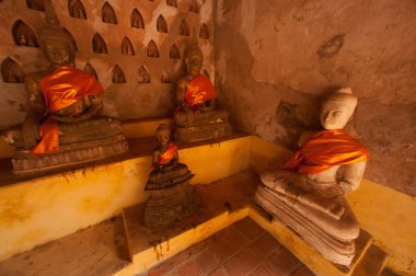 Satır Si Saket tapınağında Kilisesi'nin duvardaki antik Buda'nın.