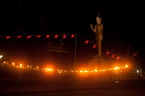 Świece w łodzi podczas festiwalu Loykratong w Laosie. — Zdjęcie stockowe