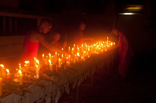 Kaarsen in boot tijdens Loykratong festival in Laos. — Stockfoto