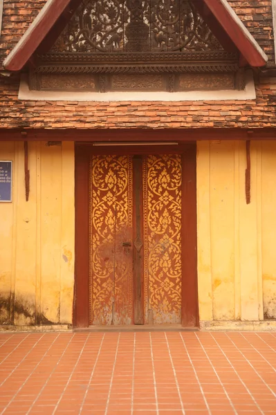 Puerta de entrada a la iglesia en el templo Si Saket en Vientiane, Laos — Foto de Stock