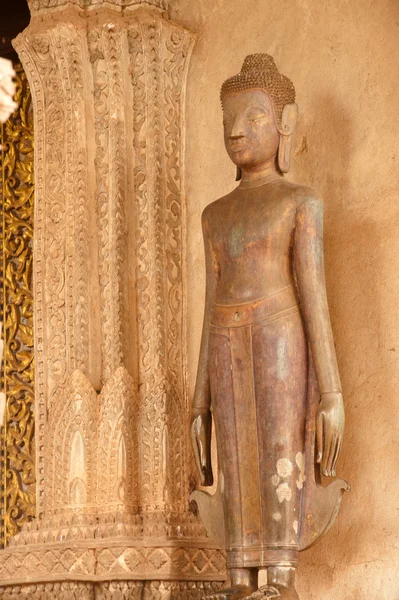 Starożytny Budda na kościele w świątyni Hor Phakeo, Laos . — Zdjęcie stockowe