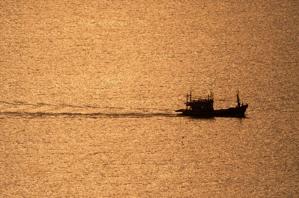 Bateau de pêche naviguant dans la mer au coucher du soleil  . — Photo