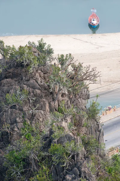 Rybackie łodzie zacumowane na plaży. — Zdjęcie stockowe