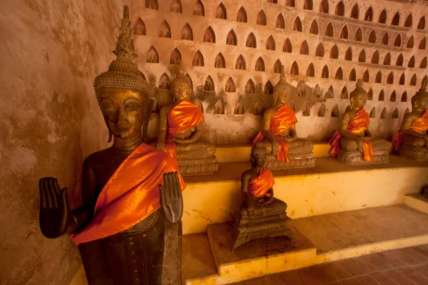 Fila di Buddha antico sul muro della Chiesa nel Tempio di Si Saket . — Foto Stock