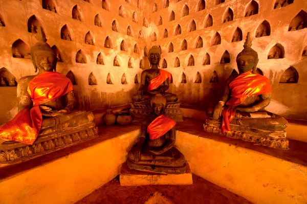 Row of ancient Buddha on the wall of Church in Si Saket Temple. — Stock Photo, Image