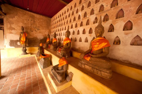 Reihe uralter Buddhas an der Kirchenwand im Sakket-Tempel. — Stockfoto