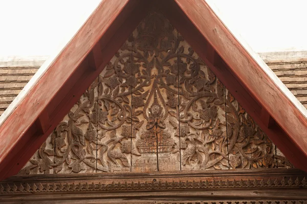 Laos arte no telhado da igreja no Templo de Laos  . — Fotografia de Stock