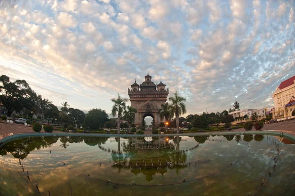 Patuxay w: Sun-up in Vientiane, Laos . — Zdjęcie stockowe