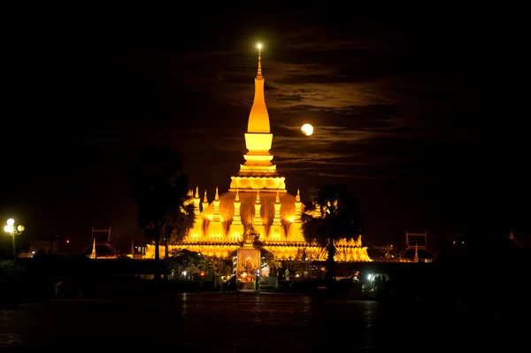 Pha That Luang temple at night in Laos . — Stock Photo, Image