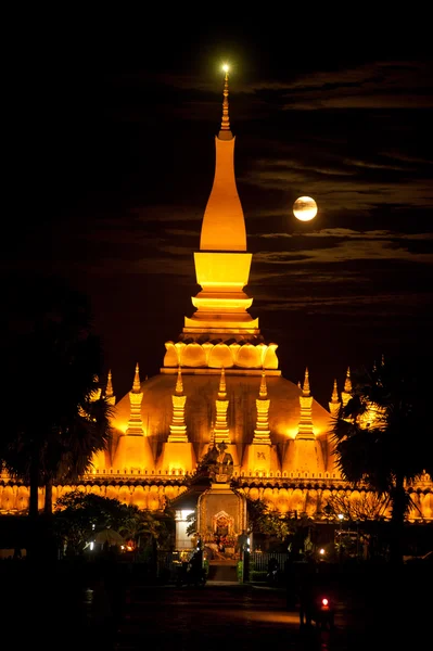Pha That Luang temple at night in Laos . — Stock Photo, Image