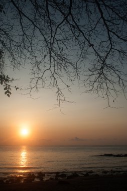 Günbatımı denize, Koh Phitak Island, Tayland.