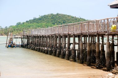 Geleneksel ahşap uzun köprünün diğer tarafında deniz, Tayland.