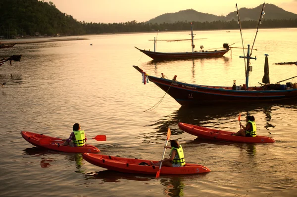 Canoagem na ilha Phitak, Tailândia — Fotografia de Stock