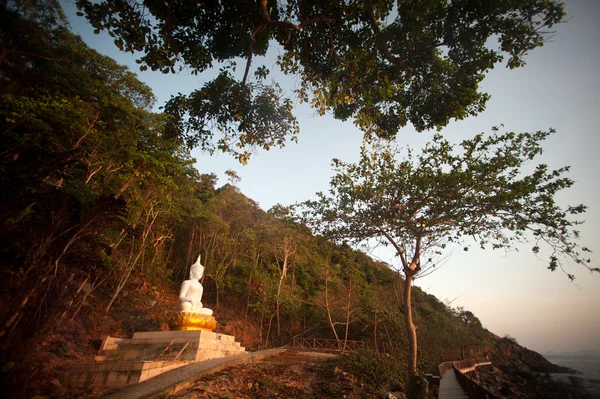 Buda sentado ao ar livre na praia, ilha Koh Phitak, Tailândia . — Fotografia de Stock