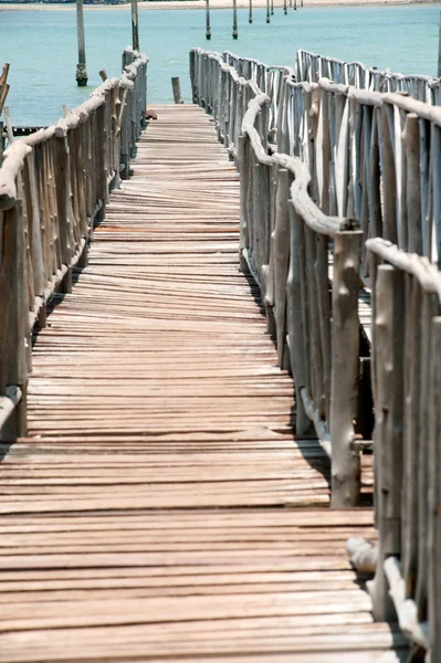 El puente largo de madera tradicional sobre el mar, Tailandia . — Foto de Stock