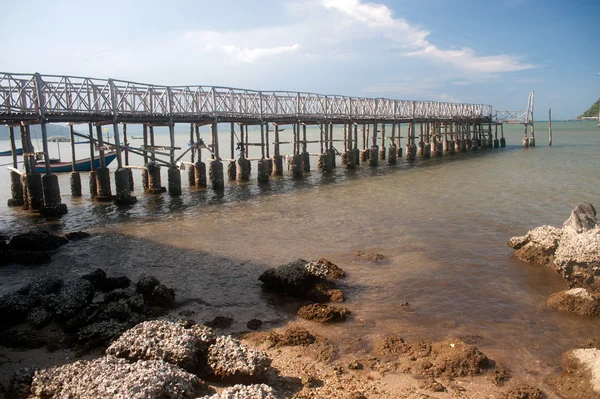 A ponte longa de madeira tradicional sobre o mar, Tailândia . — Fotografia de Stock
