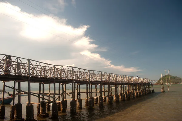 De traditionele houten lange brug over de zee, Thailand. — Stockfoto