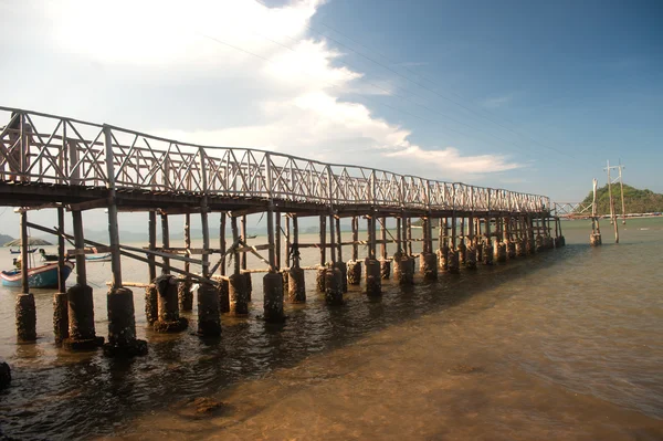 A ponte longa de madeira tradicional sobre o mar, Tailândia . — Fotografia de Stock