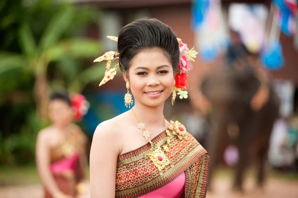 Jolie femme en robe traditionnelle dans le défilé de l'ordination . — Photo