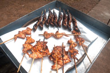 Tavuk ızgara balık ve kızartma tepsisi üzerinde.