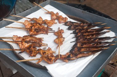 Tavuk ızgara balık ve kızartma tepsisi üzerinde.