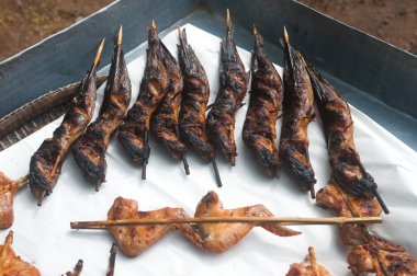 Tavuk ızgara balık ve kızartma tepsisi üzerinde.