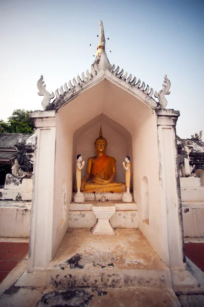 Buddha in der Pagode sitzend. — Stockfoto
