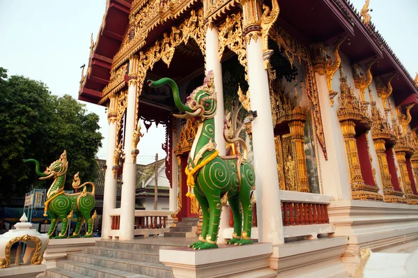 Permanent Boeddha voorzijde van de kerk op Thaise tempel in Thailand. — Stockfoto