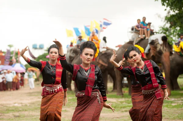Grupo de danza tradicional en desfile de ordenación sobre el elefante —  Fotos de Stock