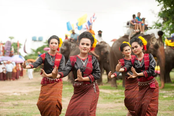 Grupo de danza tradicional en desfile de ordenación sobre el elefante —  Fotos de Stock
