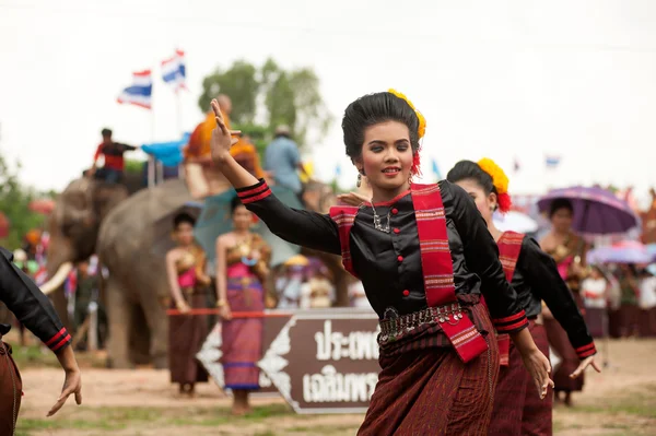 Grupo de danza tradicional en desfile de ordenación sobre el elefante —  Fotos de Stock