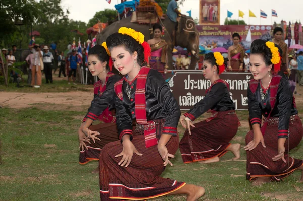 Grupo de danza tradicional en desfile de ordenación sobre el elefante — Foto de Stock