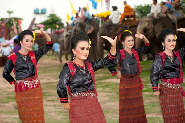 Geleneksel koordinasyon geçit töreninde filin üzerinde dans grubu — Stok fotoğraf