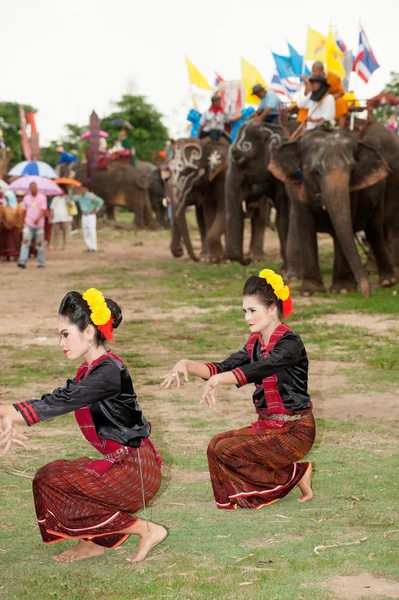 Grupo de dança tradicional em desfile de ordenação no elefante — Fotografia de Stock