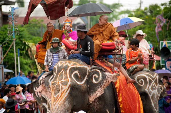 Парад посвящений на слоновьем спине . — стоковое фото