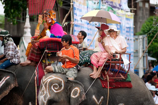 Desfile de ordenación en la espalda del elefante Festival . — Foto de Stock