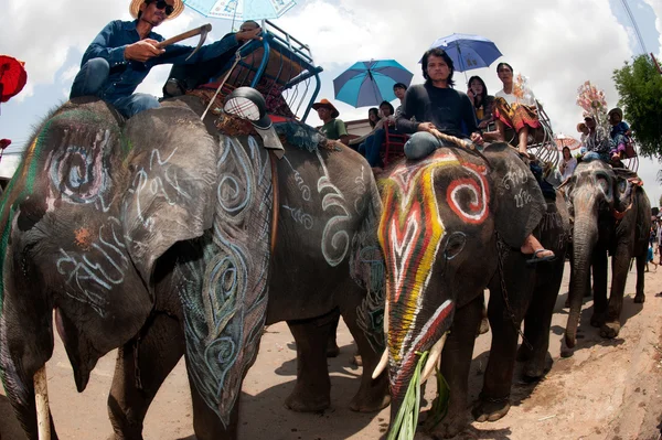 Święcenia kapłańskie parada na słonia jest powrót festiwalu. — Zdjęcie stockowe