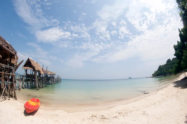 Canoe on the beach and traditional wooden bridge. — Stock Photo, Image