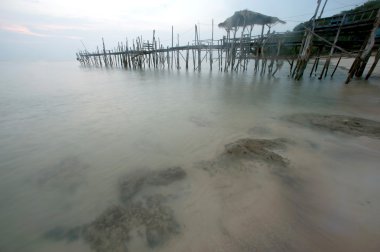 Sabah sahilde geleneksel ahşap köprü.
