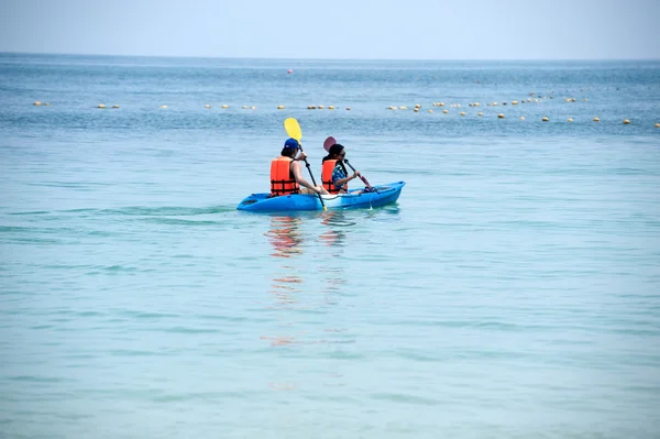 Canoa de remo turístico en la felicidad . — Foto de Stock