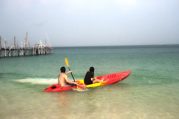 Canoa de remo turístico en la felicidad . — Foto de Stock